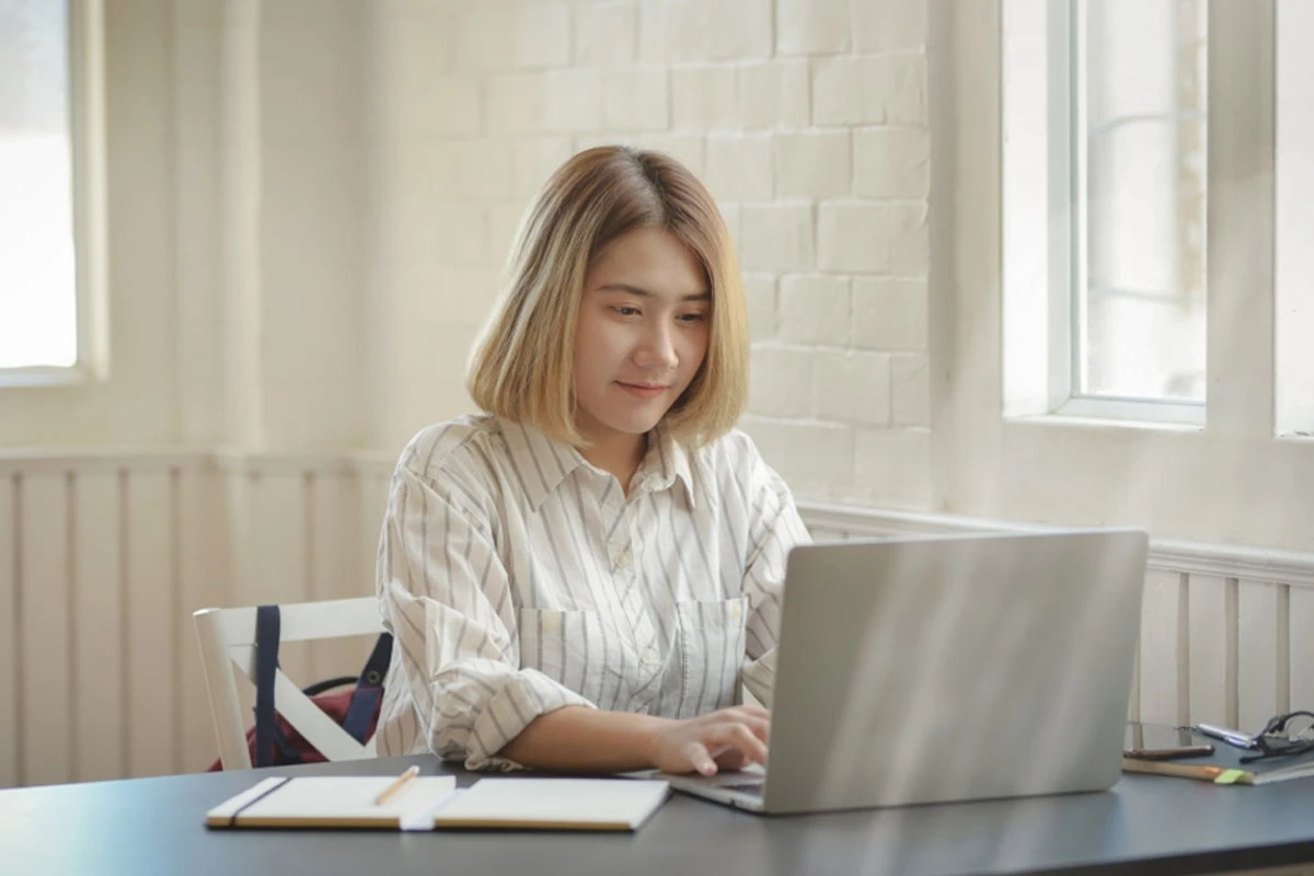 woman browsing resume summary examples