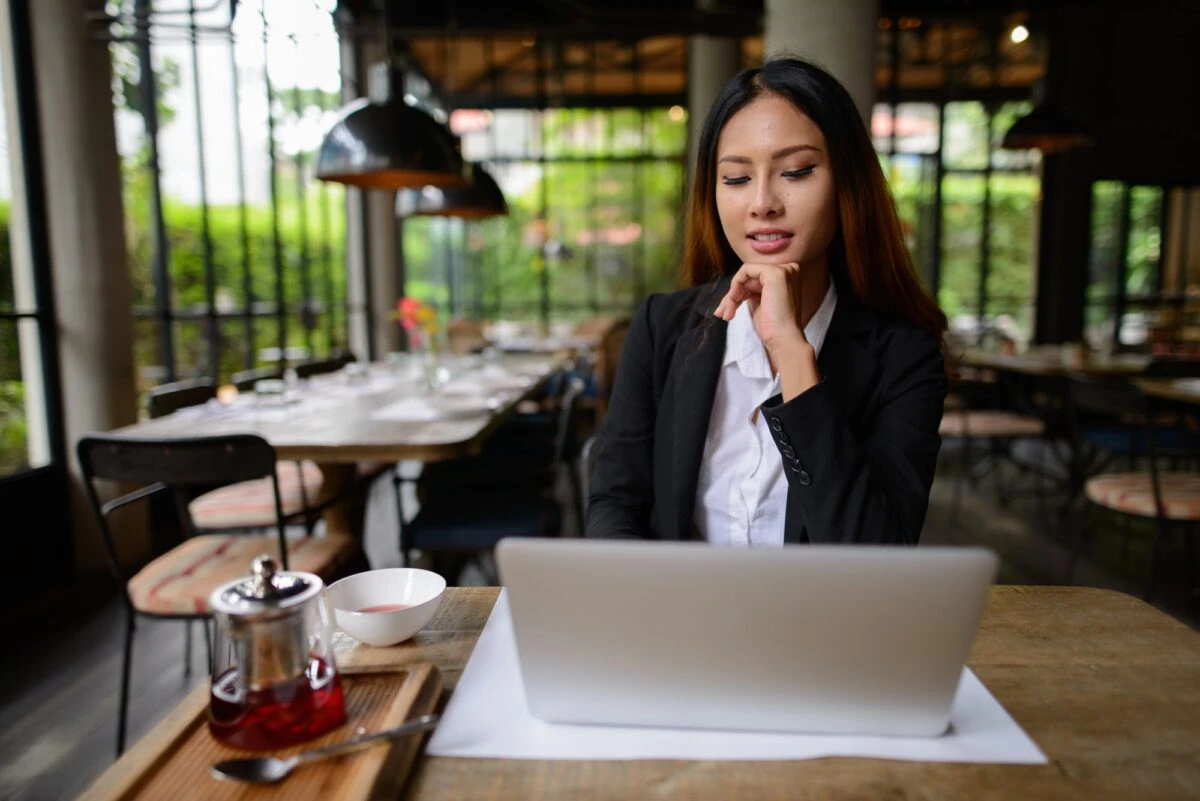 female job seeker about to take a free career quiz on her laptop