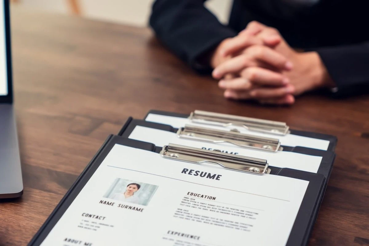 applicant submits resume to recruiter