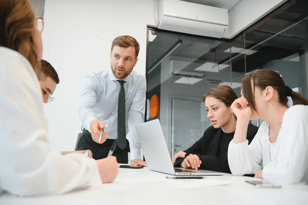 manager supervising employees working on a project