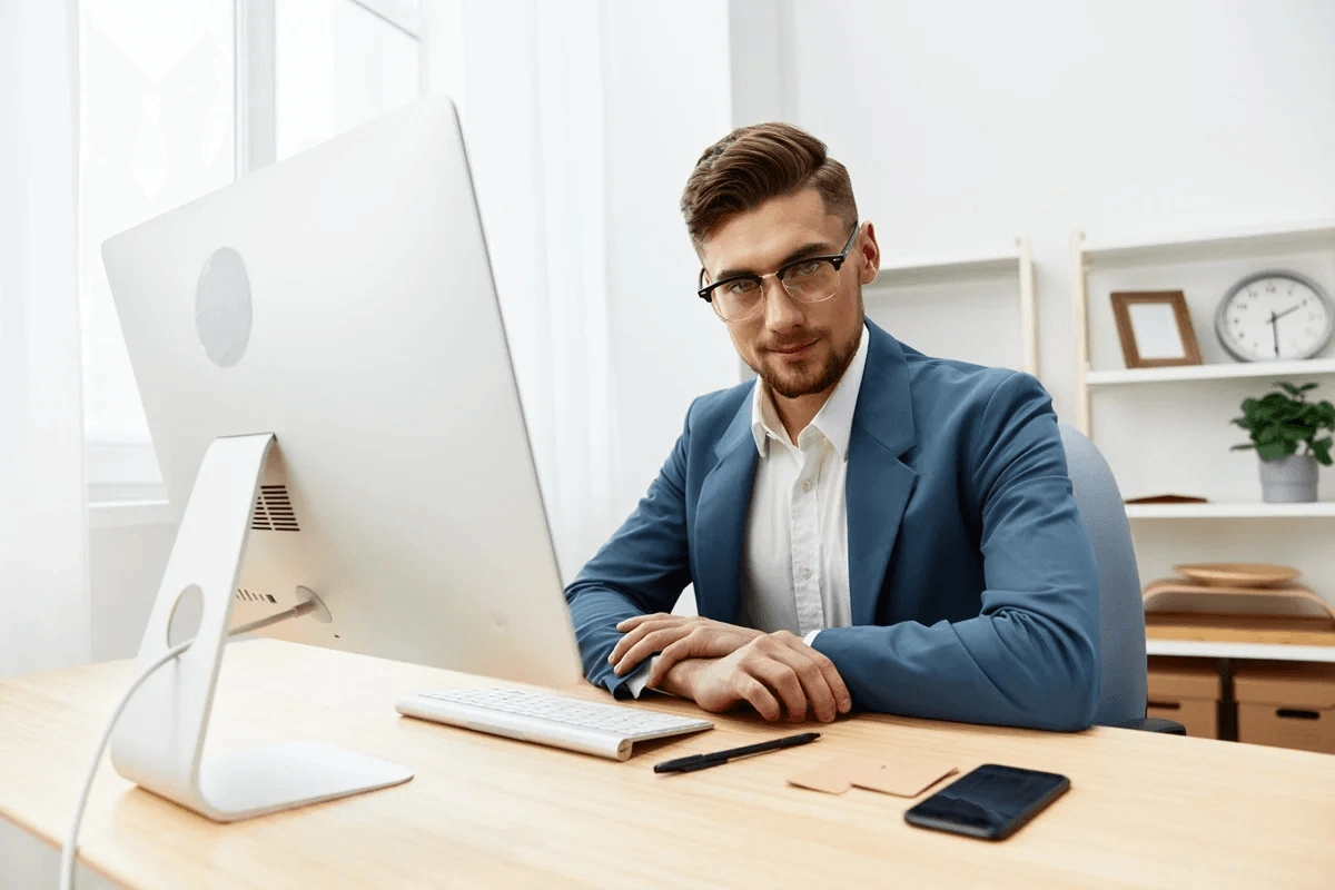 it professional facing his desktop in an office set up