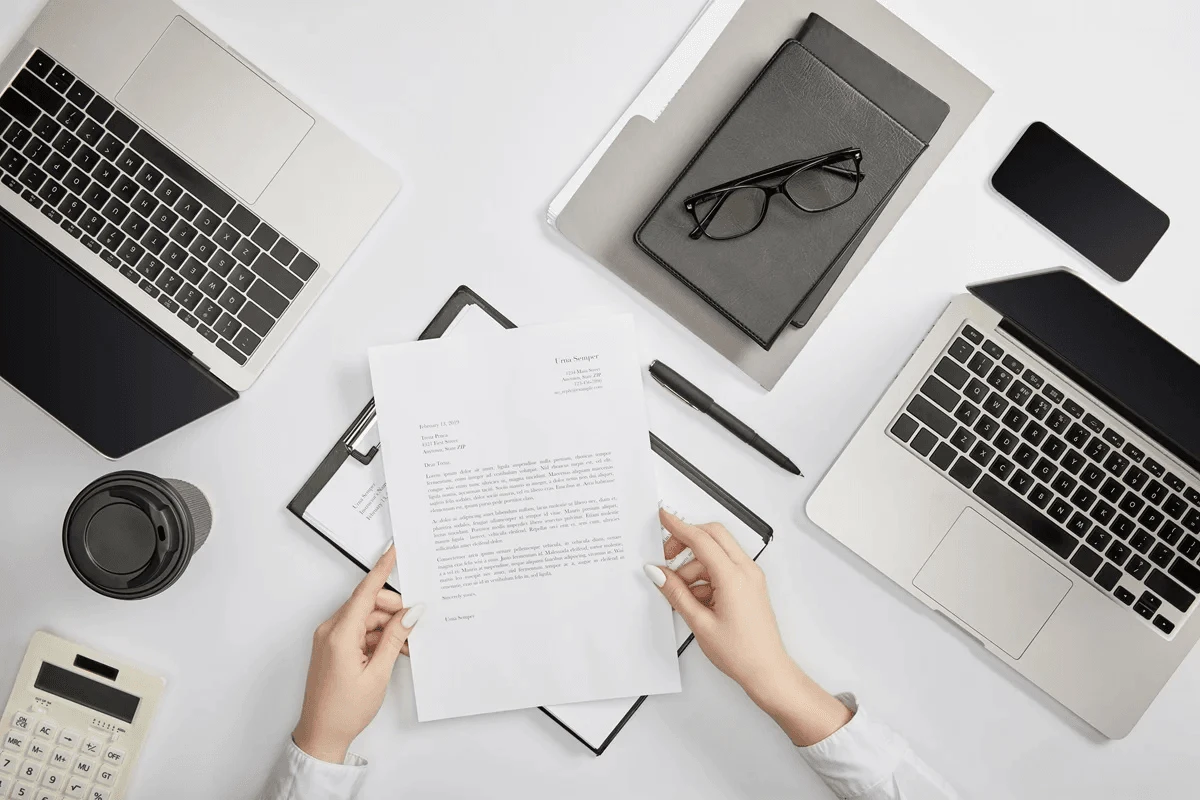 employer holding a cover letter