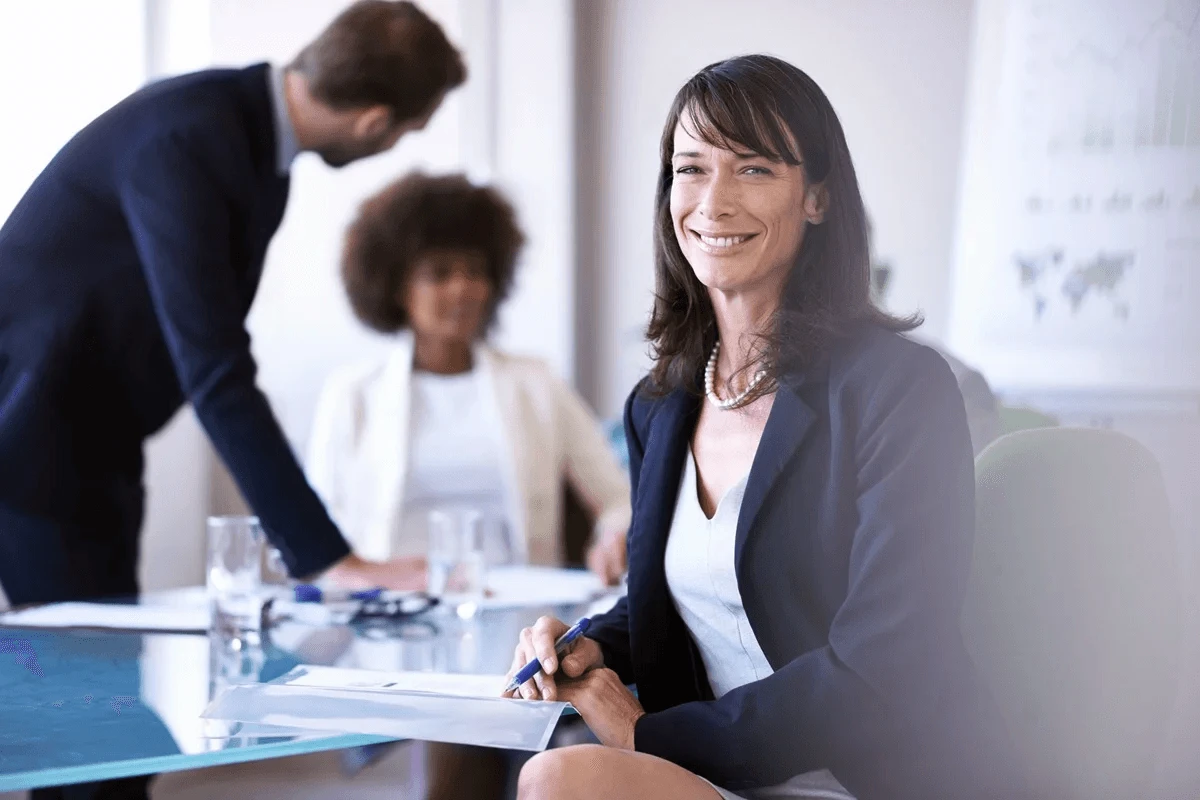 HR professional working with her colleagues