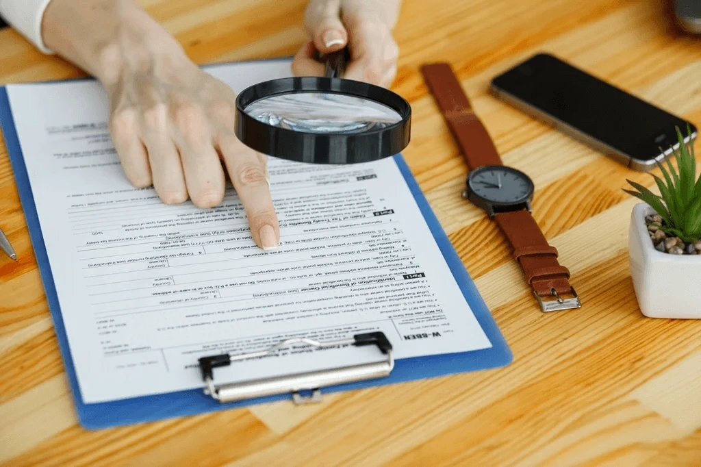 Resume Writer Pointing Out The Resume Mistakes