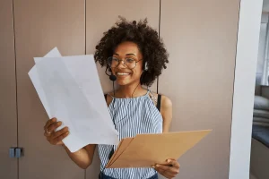 call center agent highlighting customer service on resume effectively