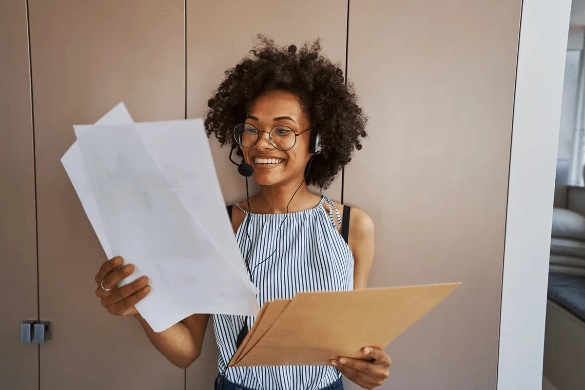 call center agent highlighting customer service on resume effectively