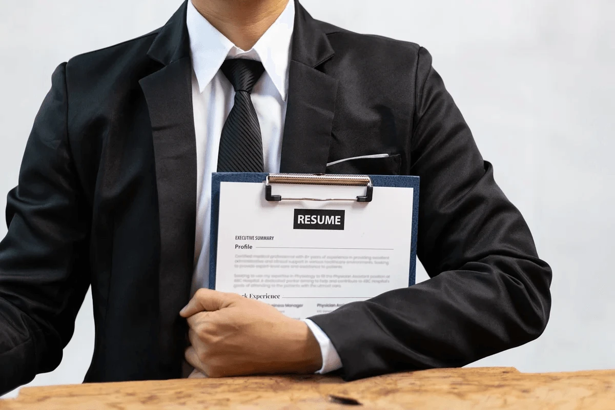 confident applicant after knowing what makes a great executive resume stand out