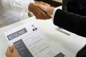 job seeker finally choosing between local resume writers vs online services