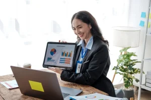 marketing professional using data management skills to measure campaign performance and roi